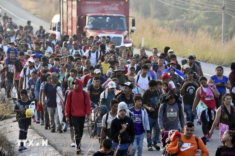Người di cư từ bang Chiapas, Mexico tuần hành tới khu vực biên giới với Mỹ, ngày 8/1/2024. (Ảnh: AFP/TTXVN)