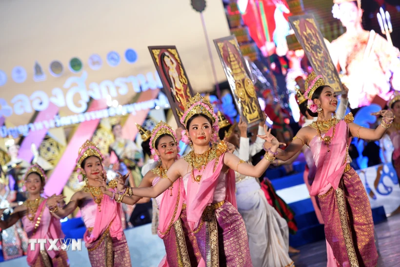 Các nghệ sỹ biểu diễn mừng Lễ hội Songkran của Thái Lan được Tổ chức Giáo dục, Khoa học và Văn hóa Liên hợp quốc (UNESCO) công nhận là Di sản Văn hóa Phi Vật thể của nhân loại. (Ảnh: THX/TTXVN)