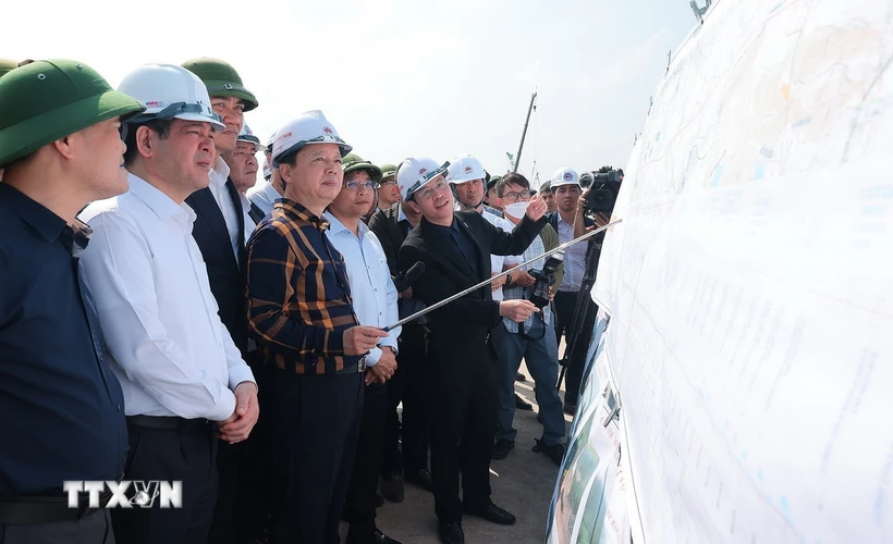 Phó Thủ tướng Trần Hồng Hà kiểm tra Dự án đường bộ cao tốc Bắc-Nam phía Đông đoạn Diễn Châu-Bãi Vọt. (Ảnh: Dương Giang/TTXVN)