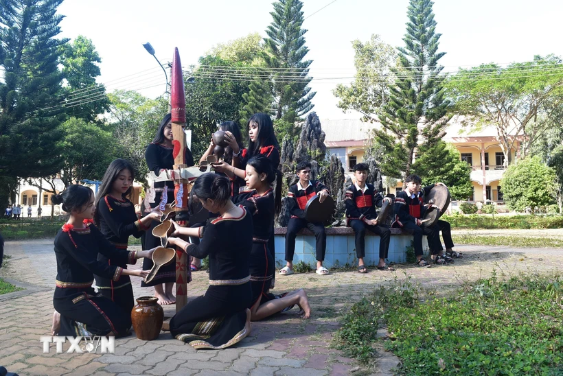 Câu lạc bộ cồng chiêng của Trường Trung học Phổ Thông Dân tộc Nội trú N’Trang Lơng (thành phố Buôn Ma Thuột) có khoảng 50 em học sinh tham gia. (Ảnh: Nguyên Dung/TTXVN)