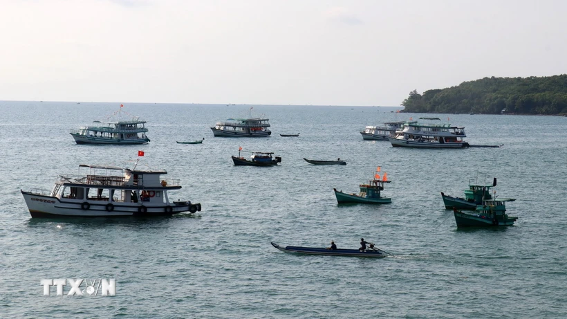 Du thuyền phục vụ du khách tham quan, du lịch, trải nghiệm trên vùng biển đảo Phú Quốc (Kiên Giang). (Ảnh: Lê Huy Hải/TTXVN)