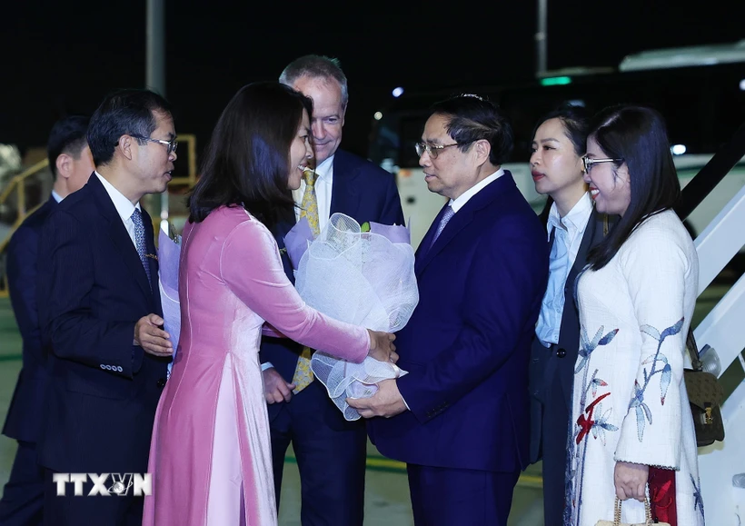 Lễ đón Thủ tướng Phạm Minh Chính và Phu nhân tại Sân bay Melbourne (Australia). (Ảnh: Dương Giang/TTXVN)