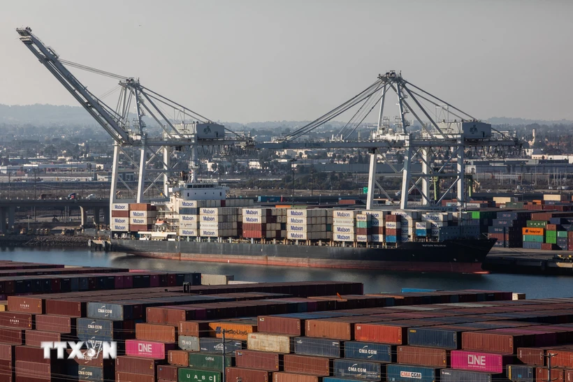 Tàu container cập cảng Long Beach, bang California (Mỹ). (Ảnh: AFP/TTXVN)