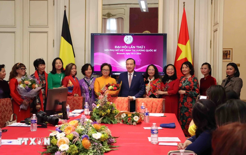 Đại sứ Việt Nam tại Vương quốc Bỉ Nguyễn Văn Thảo và Ban chấp hành Hội Phụ nữ Việt Nam tại Vương quốc Bỉ, nhiệm kỳ 2024-2027. (Ảnh: Hương Giang/TTXVN)