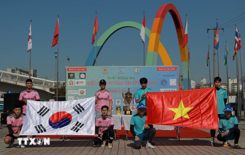 Các đội Futsal làm lễ chào cờ Việt Nam và Hàn Quốc. (Ảnh: Đức Thắng/TTXVN)