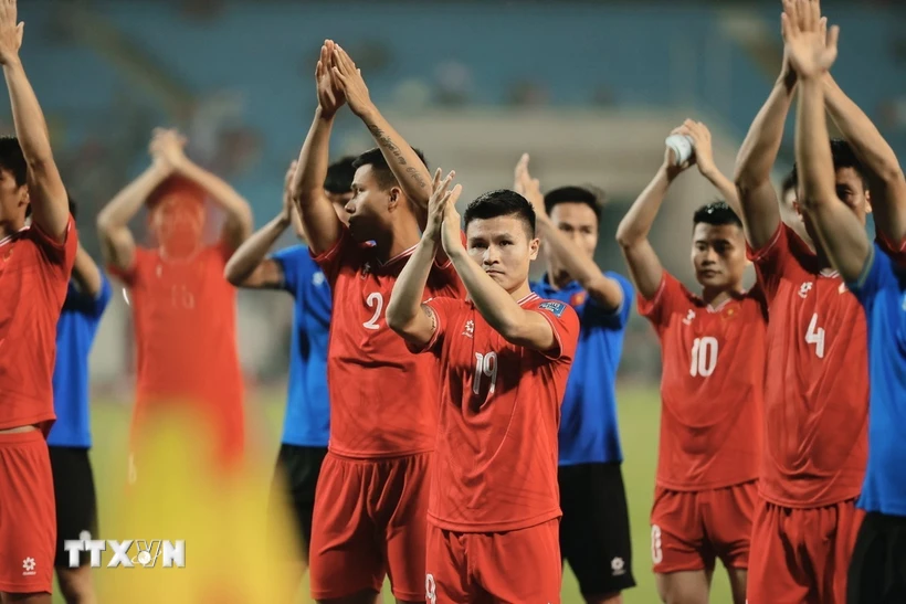 Quang Hải và đồng đội chào cổ động viên sau khi kết thúc trận đấu gặp Indonesia trên sân Mỹ Đình hôm 26/3. (Ảnh: Minh Quyết/TTXVN)