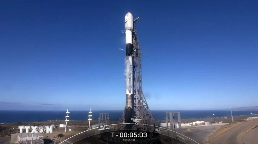 Tên lửa đẩy Falcon 9 của Công ty vũ trụ SpaceX mang theo vệ tinh trinh sát quân sự đầu tiên của Hàn Quốc chuẩn bị rời bệ phóng tại Căn cứ Lực lượng vũ trụ Vanderberg ở bang California (Mỹ) ngày 1/12/2023. (Ảnh: AFP/TTXVN)