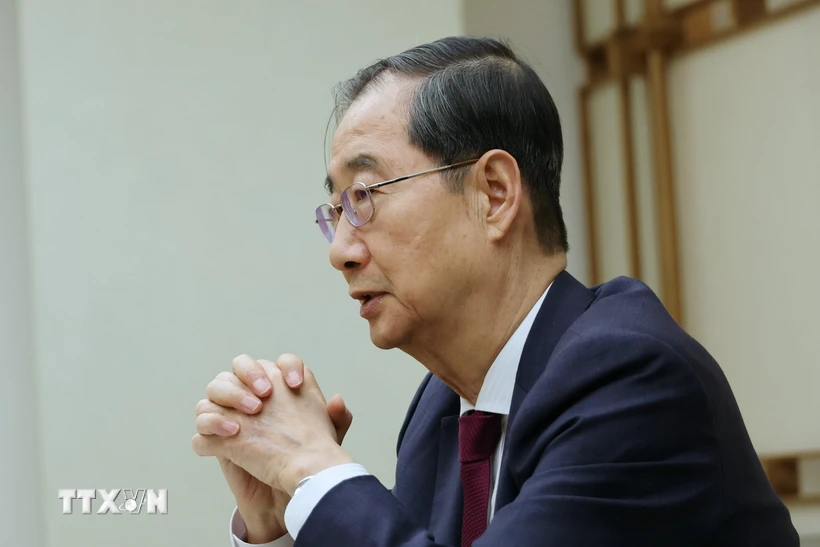 Thủ tướng Hàn Quốc Han Duck-soo trả lời phỏng vấn báo chí tại Seoul ngày 7/4/2024. Ảnh: Yonhap/TTXVN