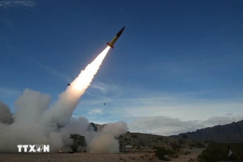 Tên lửa được phóng từ Iran về phía Israel tối 13/4/2024. Ảnh: IRNA/TTXVN