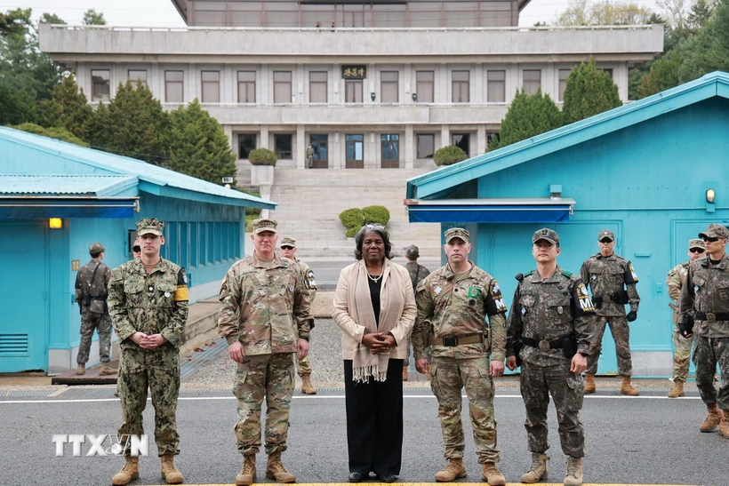 Đại sứ Mỹ tại Liên hợp quốc Linda Thomas-Greenfield (giữa) trong chuyến thăm Khu phi quân sự (DMZ) ở biên giới giữa Triều Tiên và Hàn Quốc ngày 16/4/2024. Ảnh: Yonhap/TTXVN