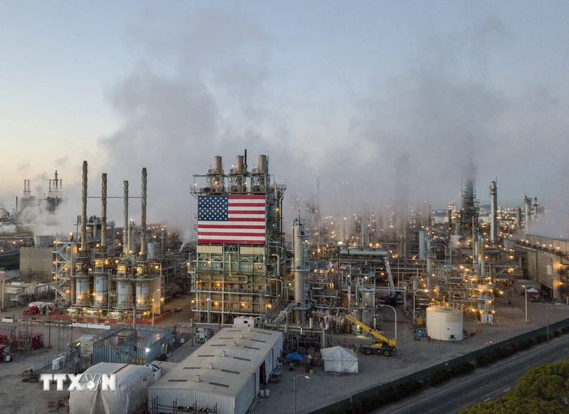 Nhà máy lọc dầu ở California, Mỹ. (Ảnh: AFP/TTXVN)
