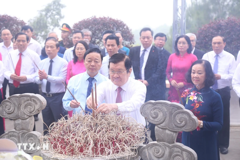 Lãnh đạo Đảng, Nhà nước dâng hương tại phần mộ Tổng Bí thư Trần Phú ở xã Tùng Ảnh, huyện Đức Thọ. (Ảnh: Hoàng Ngà/TTXVN)