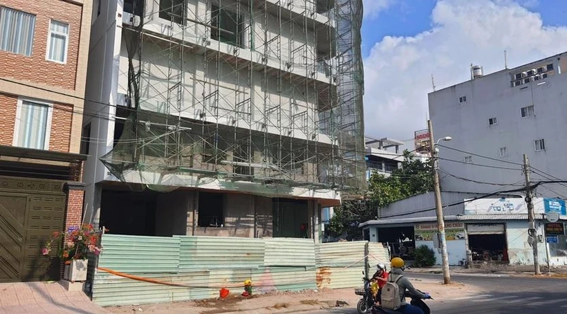 Lực lượng chức năng phong tỏa công trình xây dựng sau sự việc. (Ảnh: Báo Pháp luật Thành phố Hồ Chí Minh)
