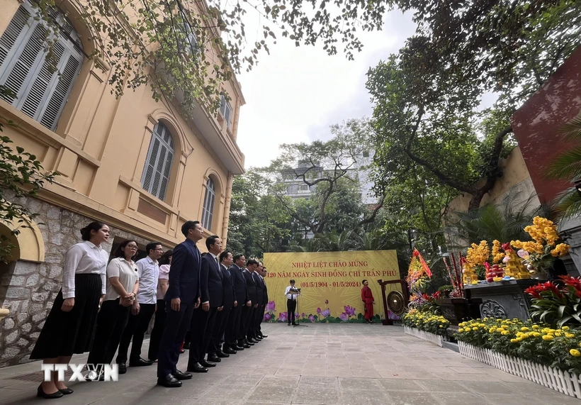 Bí thư Thành ủy Đinh Tiến Dũng và lãnh đạo thành phố dâng hương kỷ niệm 120 năm ngày sinh đồng chí Trần Phú. (Ảnh: Minh Ngọc/TTXVN)