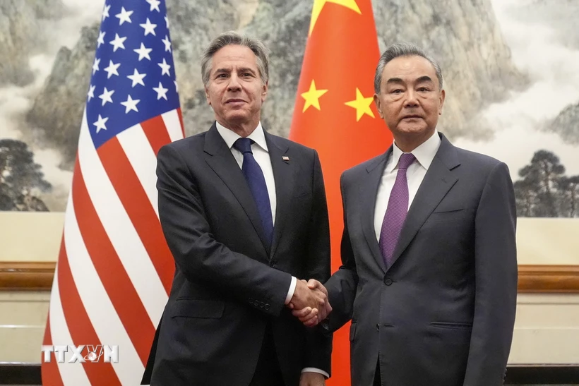 Ngoại trưởng Mỹ Antony Blinken (trái) và Bộ trưởng Ngoại giao Trung Quốc Vương Nghị tại cuộc gặp ở Bắc Kinh ngày 26/4/2024. Ảnh: AFP/TTXVN