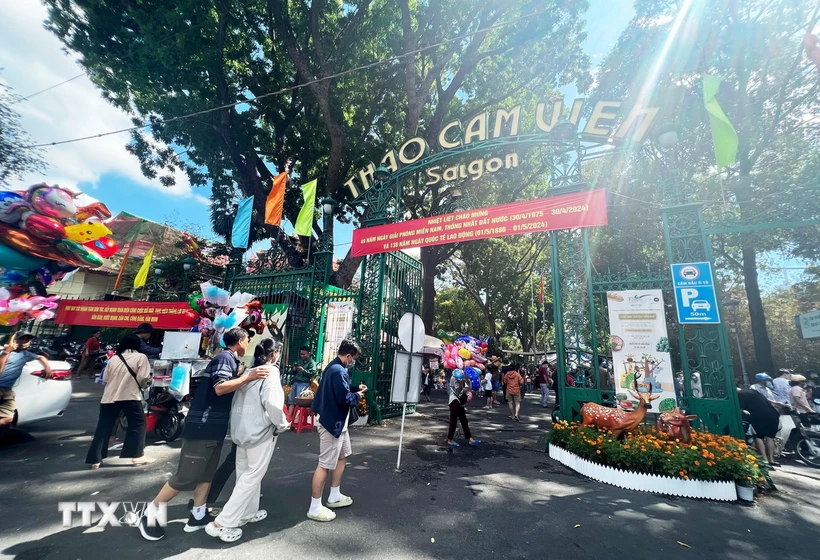 Der Zoo und Botanische Garten (Bezirk 1) ist ein berühmter Ort, den viele Menschen und Touristen jeden Urlaub besuchen und dort Spaß haben. (Foto: Thu Huong/TTXVN)