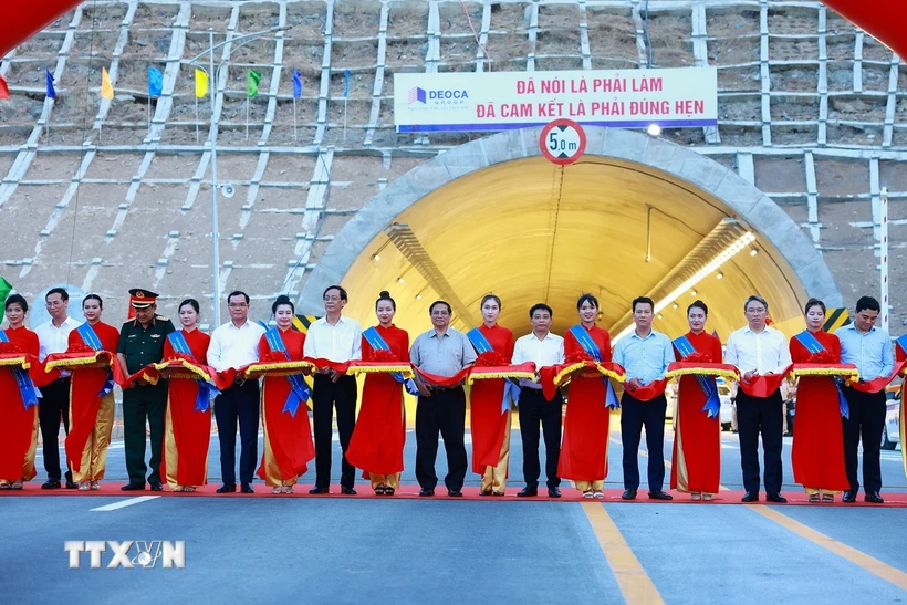 Premierminister Pham Minh Chinh und seine Delegierten durchschnitten das Band zur Einweihung der Schnellstraßenprojekte Cam Lam-Vinh Hao und Dien Chau-Bai Vot. (Foto: Duong Giang/TTXVN)