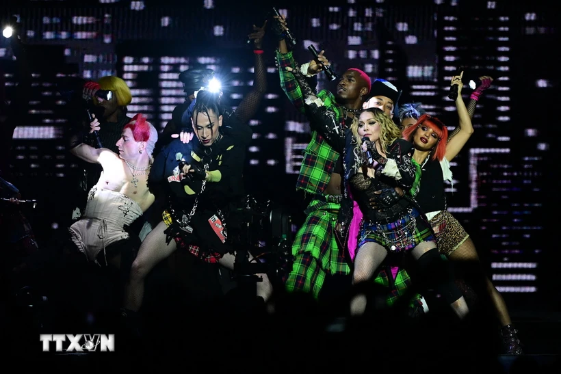 Danh ca Madonna trong buổi biểu diễn miễn phí trên bãi biển Copacabana ở Rio de Janeiro, Brazil, ngày 4/5/2024. (Ảnh: AFP/TTXVN)