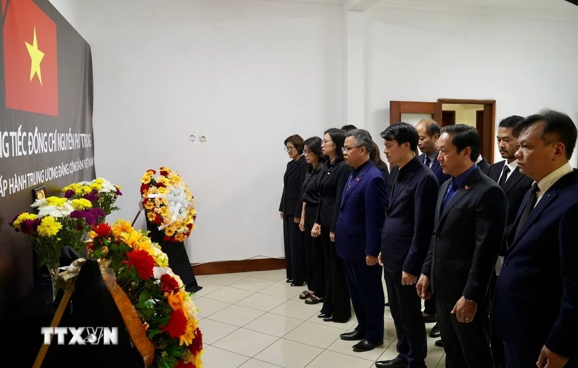 Đại sứ Việt Nam tại Angola Dương Chính Chức và toàn thể cán bộ nhân viên Đại sứ quán đã dành một phút mặc niệm Tổng Bí thư Nguyễn Phú Trọng. (Ảnh: TTXVN)