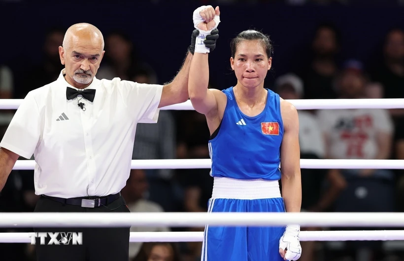 Tối 27/7 (giờ Việt Nam), trong trận đấu ra quân ở vòng loại môn Boxing hạng cân 60kg nữ của Olympic Paris 2024, võ sỹ Hà Thị Linh của Việt Nam đã giành chiến thắng với tỷ số áp đảo 5-0 trước đối thủ Feofaaki Epenisa đến từ Tonga. (Ảnh: Hoàng Linh/TTXVN)