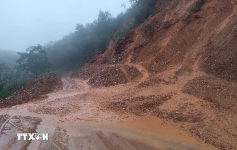 Tuyến đường từ trung tâm huyện Hòa An đi xã Trương Lương (Cao Bằng) bị sạt lở nghiêm trọng. (Ảnh: TTXVN phát)