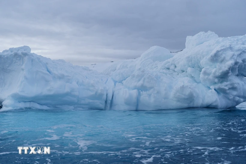 Một tảng băng trôi ở Nam Cực ngày 23/11/2023. (Ảnh: AFP/TTXVN)