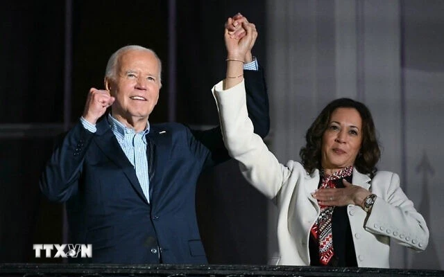 Phó Tổng thống Mỹ Kamala Harris (phải) và Tổng thống Joe Biden tại một sự kiện ở Nhà Trắng ngày 4/7/2024. (Ảnh: AP/TTXVN)