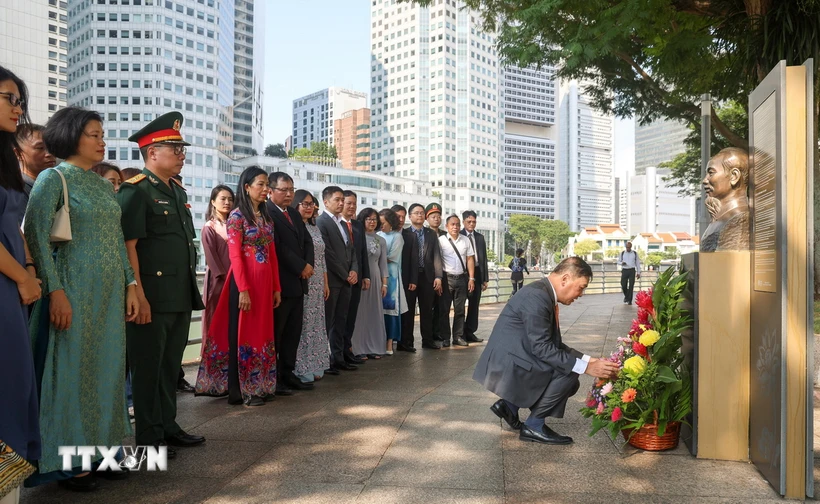 Đại sứ Mai Phước Dũng dâng hoa tại Tượng đài Bác Hồ trong khuôn viên Bảo tàng Văn minh châu Á ở Singapore ngày 2/9/2024. (Ảnh: Lê Dương/TTXVN)