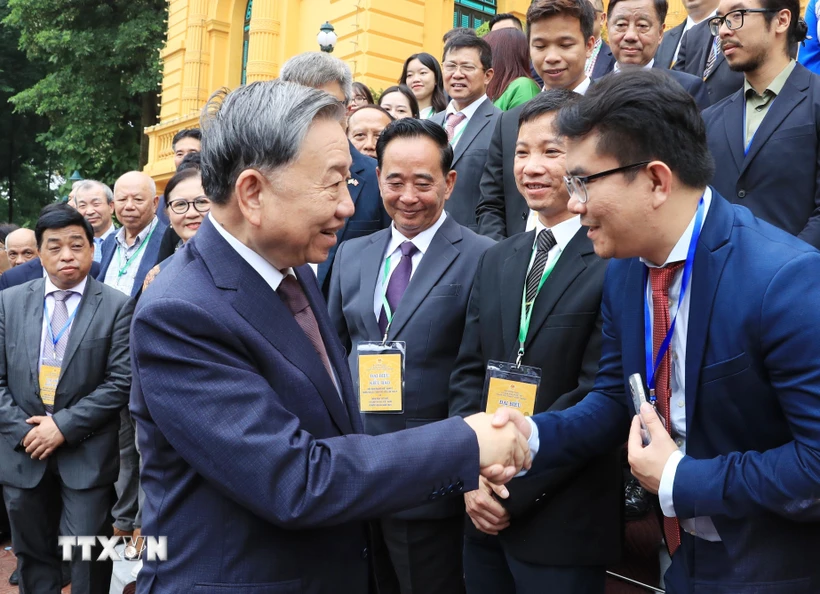 Tổng Bí thư, Chủ tịch nước Tô Lâm với các kiều bào tiêu biểu về dự Hội nghị người Việt Nam ở nước ngoài toàn thế giới lần thứ tư và Diễn đàn Tri thức và chuyên gia Việt Nam ở nước ngoài. (Ảnh: Lâm Khánh/TTXVN)