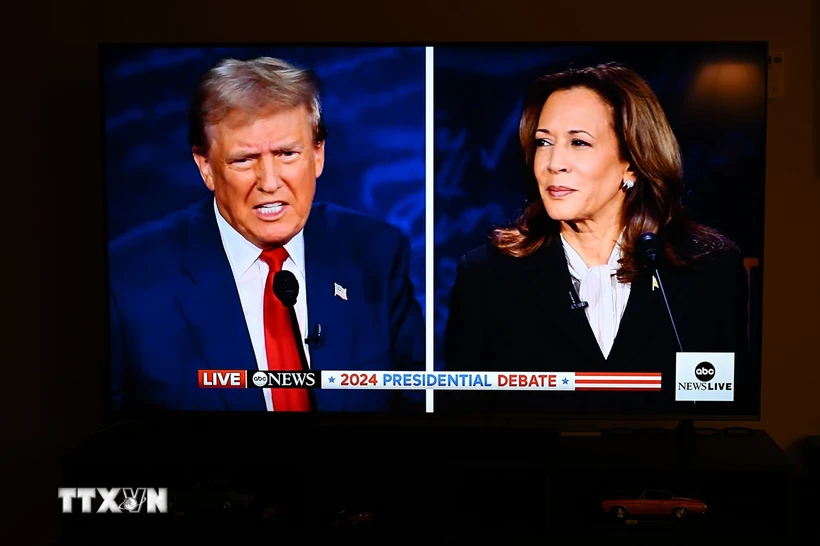 Cựu Tổng thống Mỹ Donald Trump (trái) và Phó Tổng thống Kamala Harris tại cuộc tranh luận trực tiếp ở thành phố Philadelphia, bang Pennsylvania tối 10/9/2024. (Ảnh: AA/TTXVN)