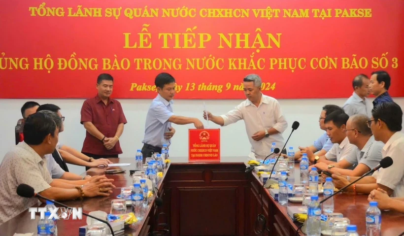 Tổng lãnh sự Việt Nam tại Pakse, Nam Lào phát động quyên góp, ủng hộ. (Ảnh: TTXVN phát)