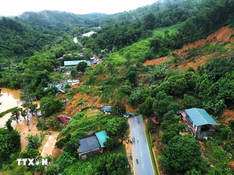 Mưa lũ đã sạt lở cả quả đồi, tràn xuống Quốc lộ 2 tuyến đường Hà Giang-Tuyên Quang và các tỉnh (đoạn qua xã Việt Vinh, huyện Bắc Quang) gây thiệt hại nặng nề về tài sản của nhân dân. (Ảnh: TTXVN phát)