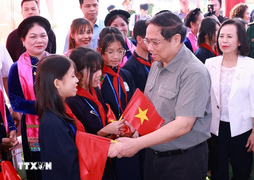 Thủ tướng Phạm Minh Chính với đồng bào các dân tộc tỉnh Lạng Sơn. (Ảnh: Dương Giang/TTXVN)