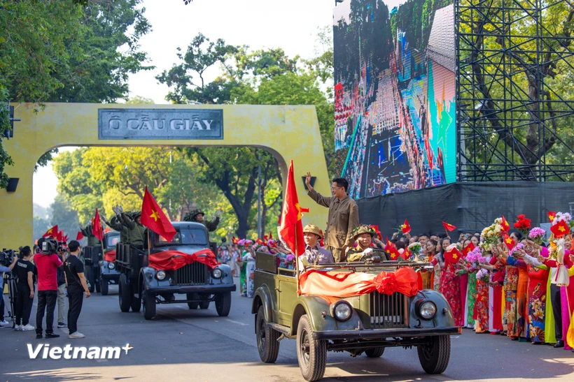 Một trong những điểm nhấn quan trọng của chương trình là màn tái hiện sống động về đoàn quân tiến về Hà Nội qua các cửa ô trong thời khắc lịch sử ngày 10/10/1954. (Ảnh: Minh Sơn/Vietnam+)