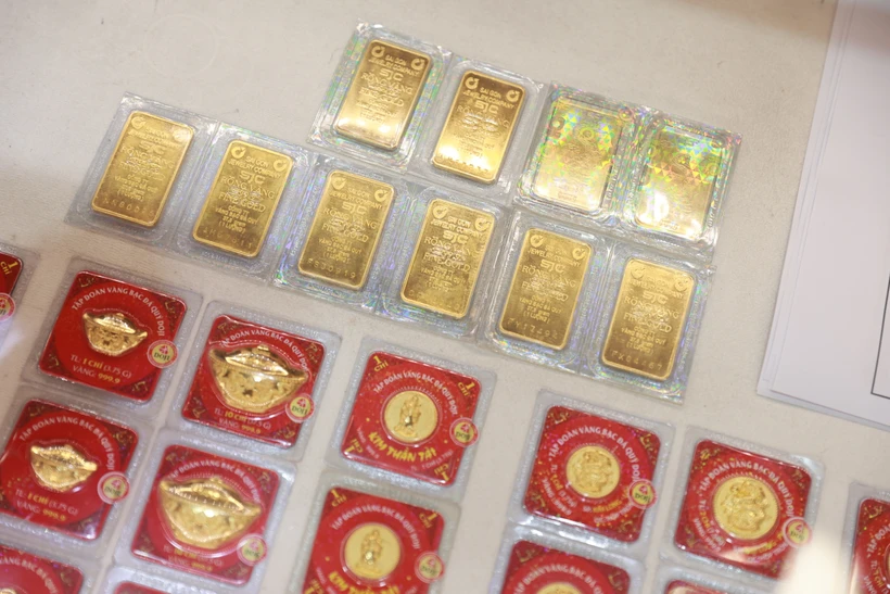 Giá vàng SJC lao dốc gần 1 triệu đồng mỗi lượng, chờ tin đấu thầu vàng. (Ảnh: Vietnam+)