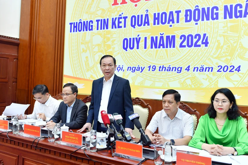 Phó Thống đốc Đào Minh Tú cho biết Ngân hàng Nhà nước sẵn sàng can thiệp nếu tỷ giá diễn biến bất lợi. (Ảnh: Vietnam+)